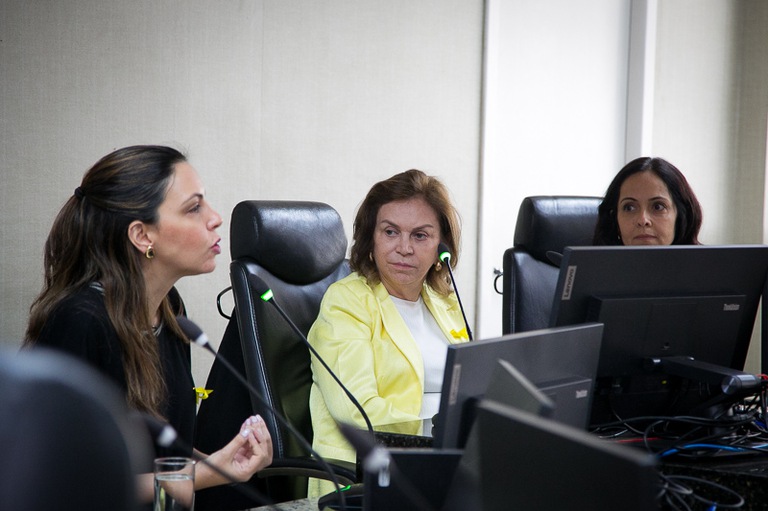 foto da psicóloga Paula Dias ao lado da desembargadora Maristela Íris