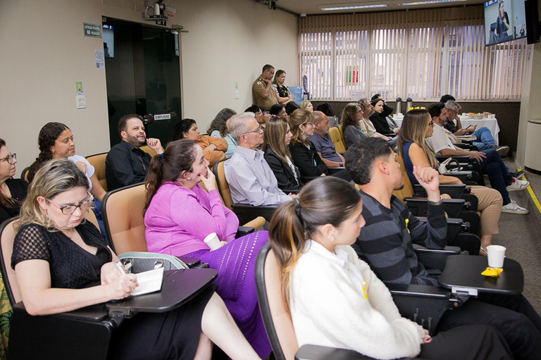 Público assistindo à palestra sobre saúde mental e prevenção ao suicídio proferida pela doutora em psicologia Paula Penna