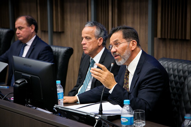 foto do desembargador Antônio Vasconcelos falando no microfone