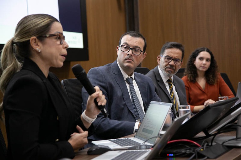 Juíza Tatiana Carolina de Araújo falando sobre exemplo de cooperação judiciária para a execução