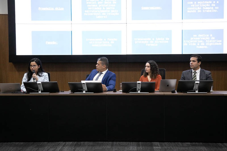 Juíza Solaine Beltrão dos Santos falando na palestra que debate o STF e a competência da Justiça do Trabalho