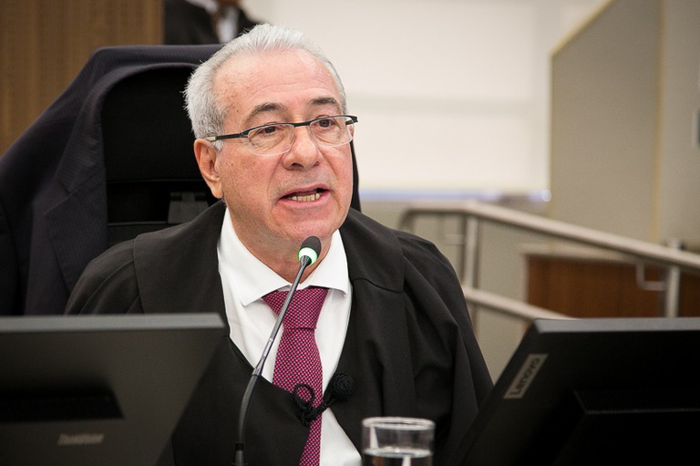 foto do desembargador Sebastião Geraldo de Oliveira falando no microfone