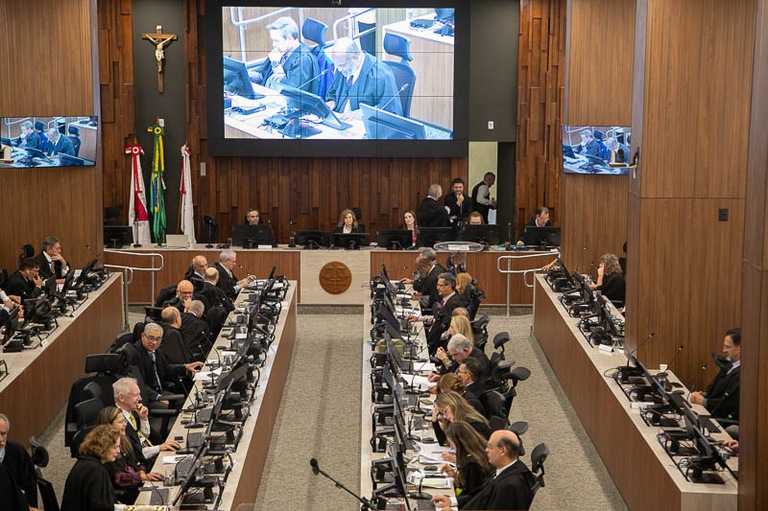 2025 1211 Pleno-1.jpg foto aérea dos desembargadores de toga preta sentados no Tribunal Pleno