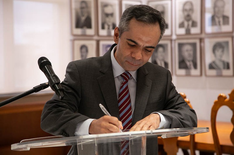 2025 1219 Assinatura TRT e MPT-8.jpg foto do procurador-chefe do Ministério Público do Trabalho de Minas Gerais (MPTMG), Max Emiliano da Silva Sena, assinando o acordo