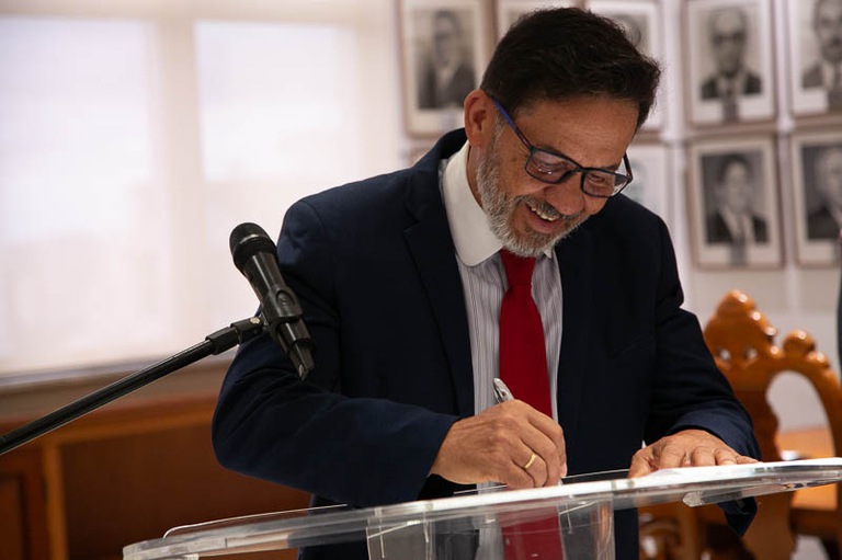 2025 1219 Assinatura TRT e MPT-9.jpg foto do desembargador Antônio Gomes assinando o acordo