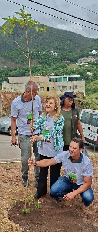 20251209_105004 ed.jpg Presidente do TRT-MG e secretário municipal de meio ambiente de Nova Lima plantando uma muda