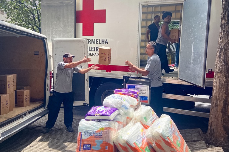 Itens doados para a Zona da Mata sendo carregados no caminhão