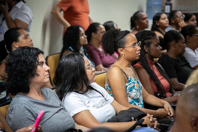Trabalhadoras organizadas pelo Sind-Rede presentes à audiência de mediação