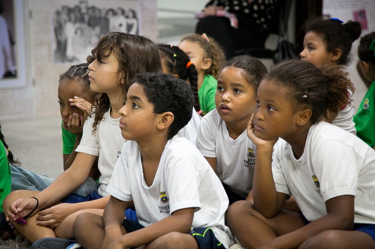 Crianças assistindo ao Clube do Livro com história de Alaíde Lisboa