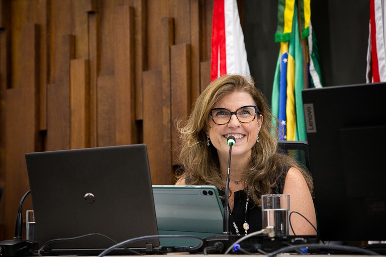 2026 0312 Pleno-30.jpg foto da psicóloga Luciana Passeado sorridente durante palestra