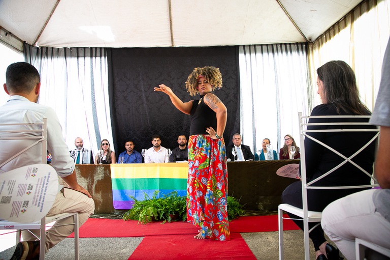 artista "Priscila", que cumpre pena na unidade prisional, apresenta-se perante os convidados