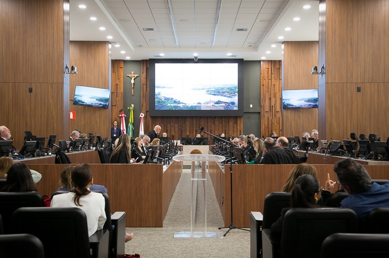 2026 0611 Pleno-01.jpg foto da plateia e dos desembargadores de toga preta durante sessão