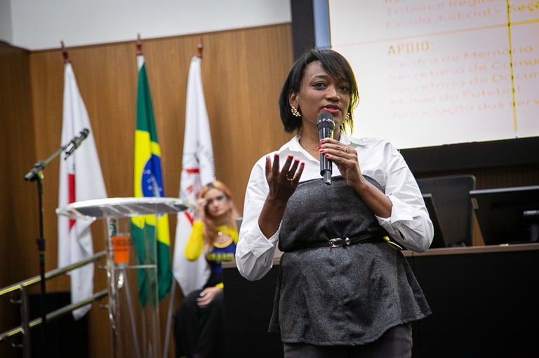 2026 0618 Futebol e Trabalho-32.jpg foto da advogada Francianne Valéria em pé palestrando