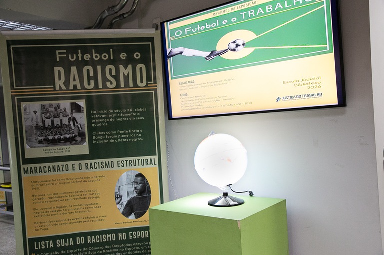 2026 0618 Futebol e Trabalho-86.jpg foto de painel da exposição que fala sobre Futebol e Racismo