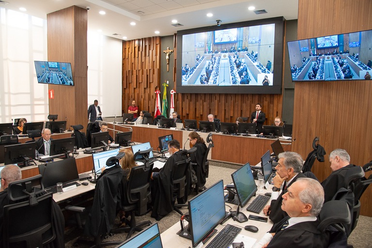 2026 0813 Pleno-03.jpg foto dos desembargadores sentados de toga preta durante a sessão e telão ao fundo