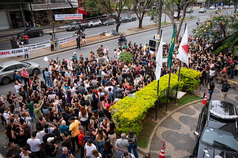 2026 0921 Dissidio professores-11.jpg Manifestação de professores em frente ao edifício-sede do TRT
