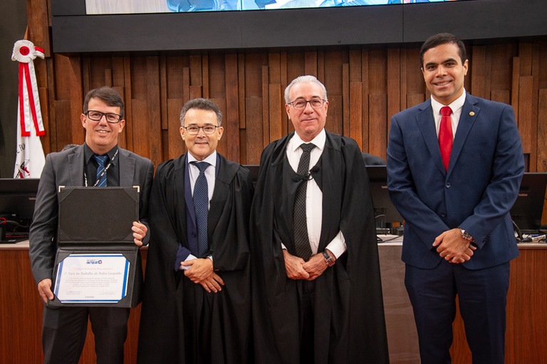 foto do presidente do TRT-MG e do 1º vice-presidente  ao lado dos vencedores