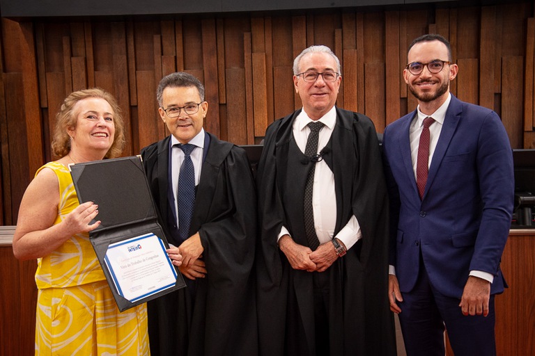 foto do presidente do TRT-MG e do 1º vice-presidente  ao lado dos vencedores