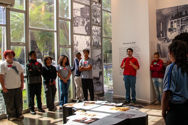 2026 1026 Justiça e Cidadania-10.jpg Alunos prestam atenção na exposição