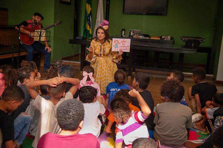 2026 1027 Justica Cidadania-10.jpg Alunos prestam atenção na exposição