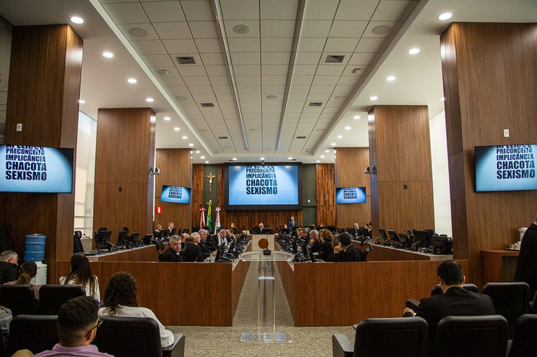 2026 1709 Pleno-1.jpg foto do plenário mostrando juízes sentados em sessão e televisores