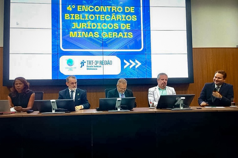 foto da mesa de honra de abertura 