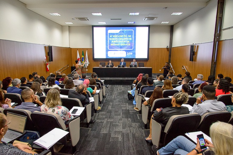 foto da plateia sentada com palestrantes ao fundo na mesa