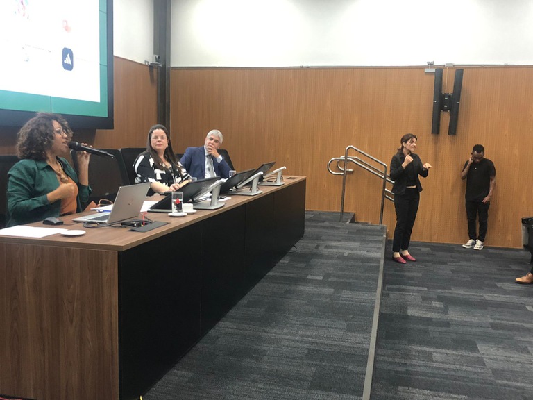 foto de Marina Cajaíba da Silva Horta ao lado da professora da UFMG Ana Paula Meneses Alves e do professor da UFMG Carlos Alberto Ávila Araújo.