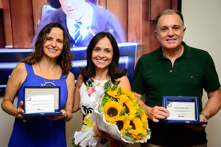 foto do médico Geraldo Mendes Diniz, da psicóloga Raquel Aguiar Ferreira e da secretária de Saúde do TRT-MG, Fabiana de Oliveira Vasconcelos.