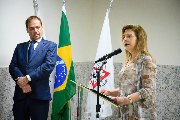 foto da presidente do TRT-MG, desembargadora Denise Alves, falando no microfone e púlpito