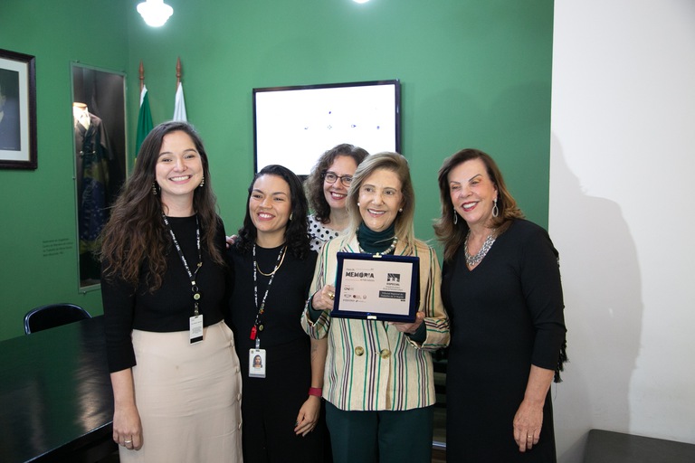 Servidoras da Escola Judicial/Centro de Memória celebram premiação do CNJ junto às desembargadoras