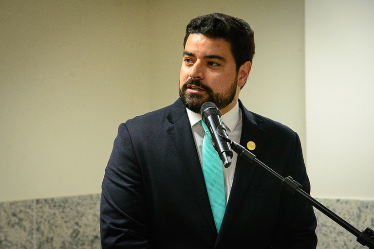 foto do Presidente da 24ª Subseção da Ordem dos Advogados do Brasil de Minas Gerais (OAB-MG), Bruno Henrique Moreira Marques, falando no microfone