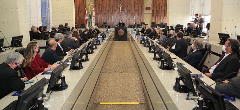 Plenário do TRT-MG com o corregedor-geral da JT, ministro Caputo Bastos, o presidene do TRT-MG, desembargador Ricardo Mohallem e demais desembagadores