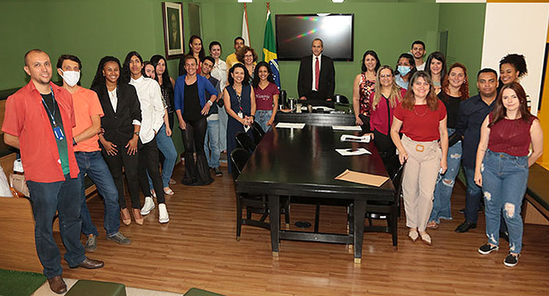 Todos os estudantes com o desembargador Marcelo Pertence