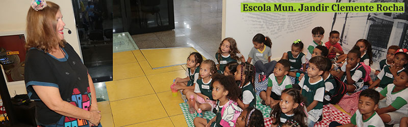 Contadora de histórias e os alunos