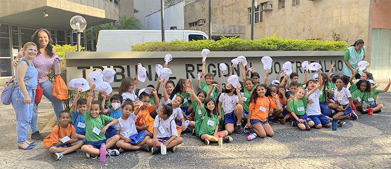 800px3_2022_1027_JusticaCidadania_EscolaMunMariadeMagPinto_Marta_Gabriel_AnaLuiza169.jpg Alunos da Escola maria de Magalhães Pinto à frente do prédio do TRT-MG