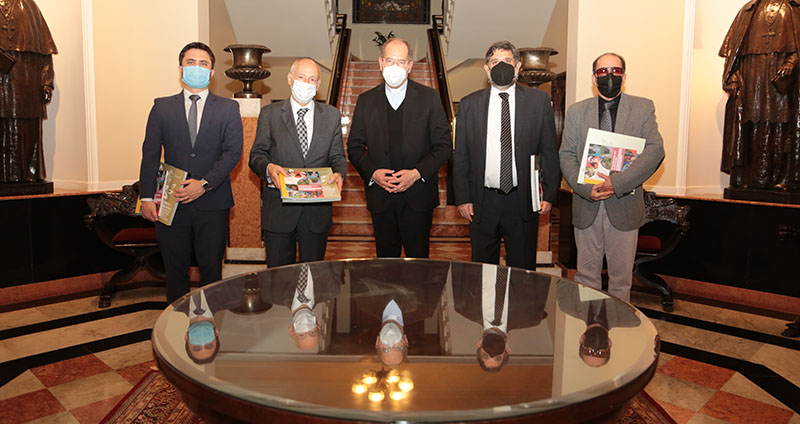 Foto do juiz Renato de Paula Amado, do desembargador Ricardo Mohallem, do dom Walmor Oliveira de Azevedo; do ministro Guilherme Caputo Bastos; do desembargador Fernando Rios Neto. Eles estão de pé, um ao lado do outro, de frente para a câmera. À frente deles há uma mesa redonda com tampo de vidro. 