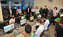 Foto de alunos da escola municipal Belo Horizonte usando os microcomputadores e as autoridades observando