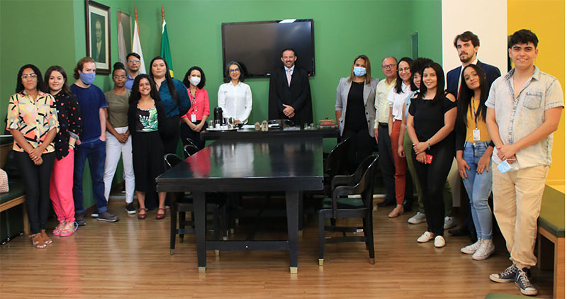 O alunos da Fumec com a professoa e o magistrado