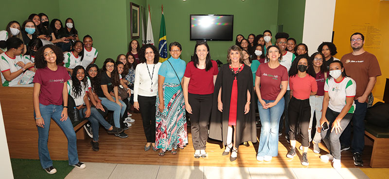 800px_2022_0921_JusticaCidadania_IFMG_LeoAndrade_119.jpg Alunos posando para a foto junto com a magistrada do TRT
