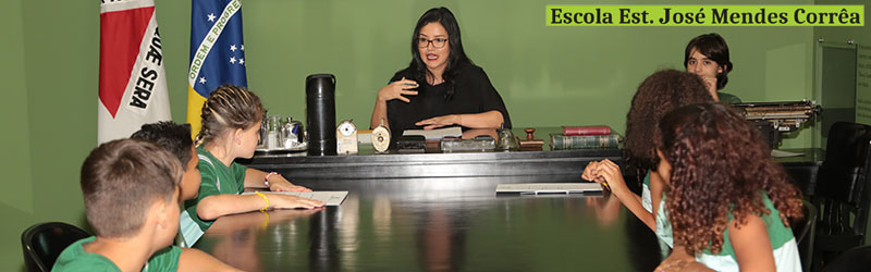 juíza do trabalho na audiência simulada com os alunos