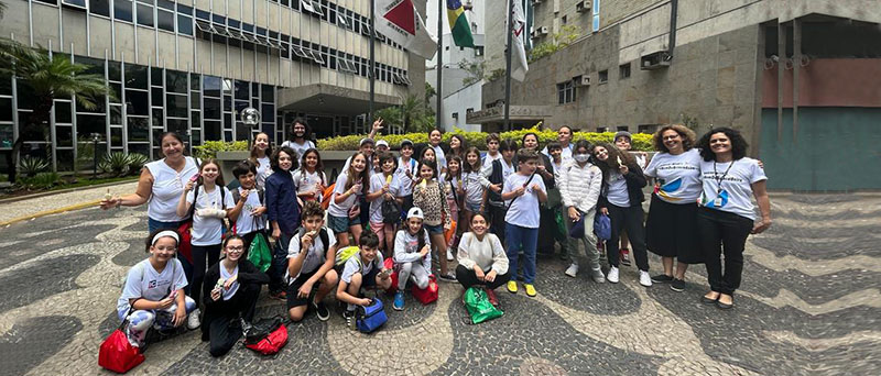 Alunos do Instituto da Criança na fachada do ed.sede do TRT-MG
