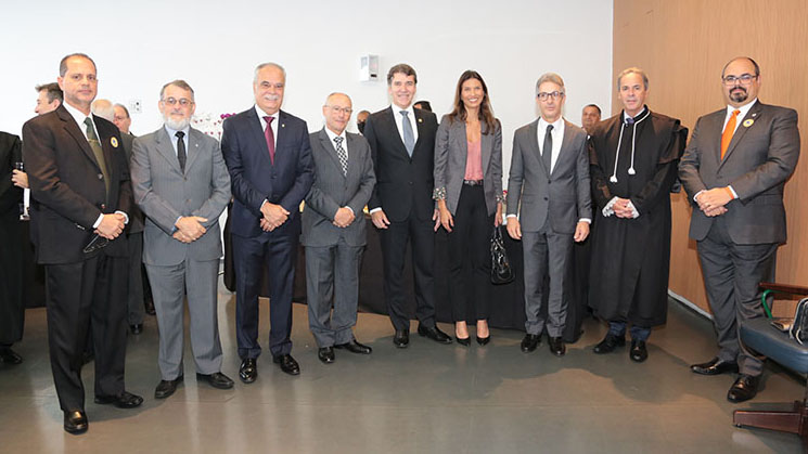 O presidente do TRT-MG e as diversas autoridades presentes ao evento