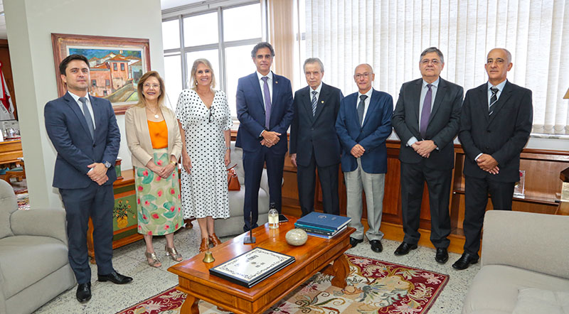 800px_2023_0127_MinistroLuizPhilippeVieiradeMelloFilho_VisitaTRT_LeoAndrade3.jpg