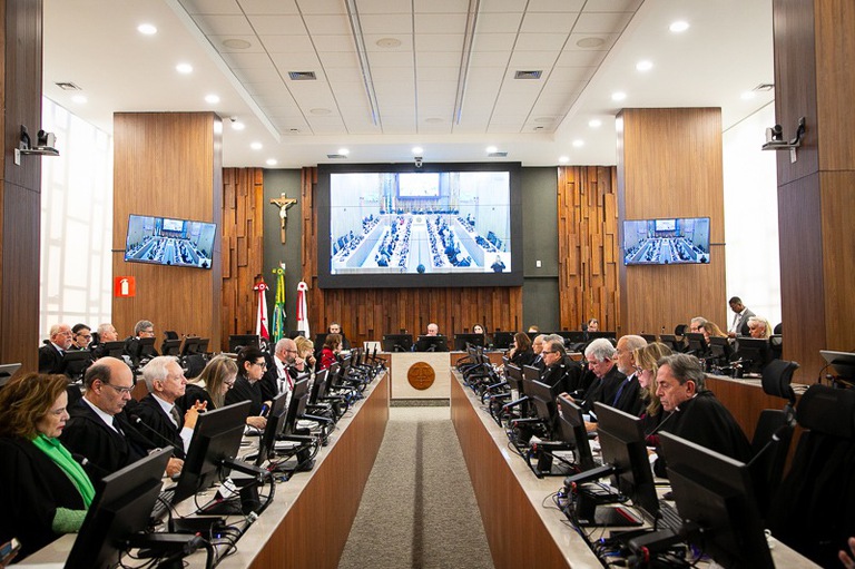 9f7fc01e-8dd0-405c-b624-6a76f2fd91d0.jfif Foto de desembargadores sentados em sessão e há telão ao fundo