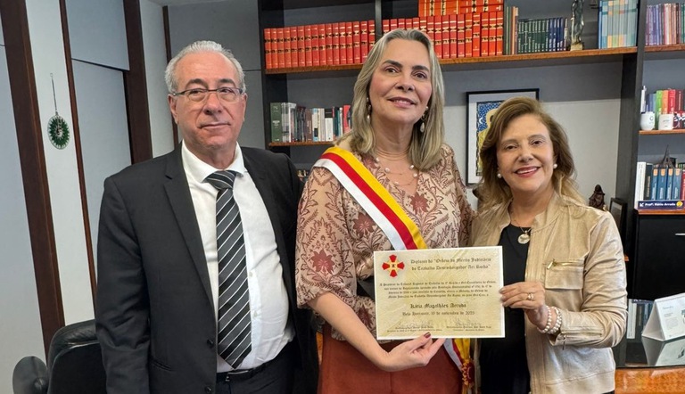 Ministra homenageada (ao centro) com o vice-presidente (à esquerda) e a presidente do TRT-MG (à direita)