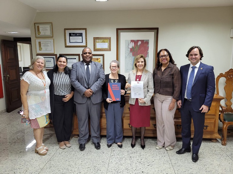Representantes da OAB reunidos com a desembargadora presidente do TRT-MG