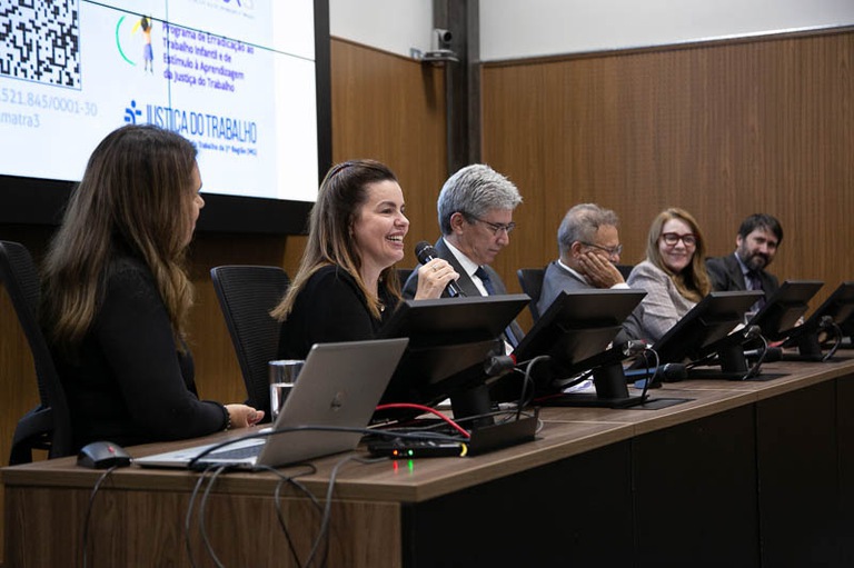 Coordenadora do Programa de Erradicação ao Trabalho Infantil e Estímulo à Aprendizagem do TRT-MG na mesa da cerimônia de entrega dos prêmios do 3º Concurso Justiça do Trabalho na Escola