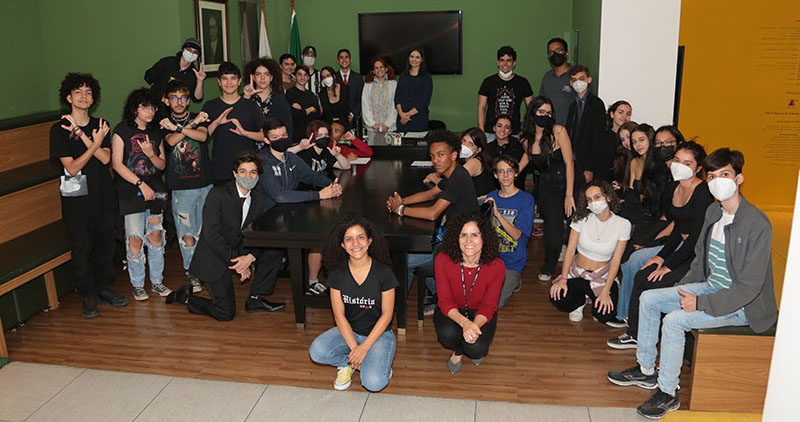Os alunos juntos da professora e do magistrado do TRT