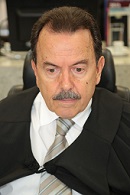 Retrato do desembargador Jales Valadão. Ele tem cabelo preto, usa bigode e veste camisa branca, gravata cinza e toga.